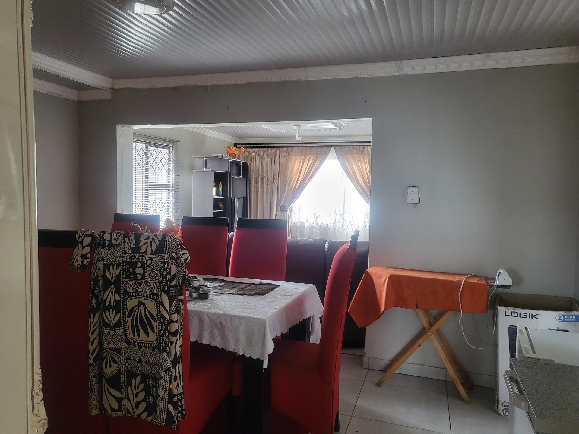 Dining Room of property in Phakamisa