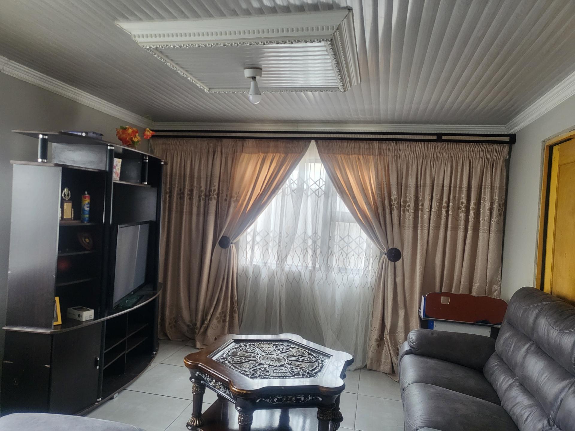 Lounges of property in Phakamisa