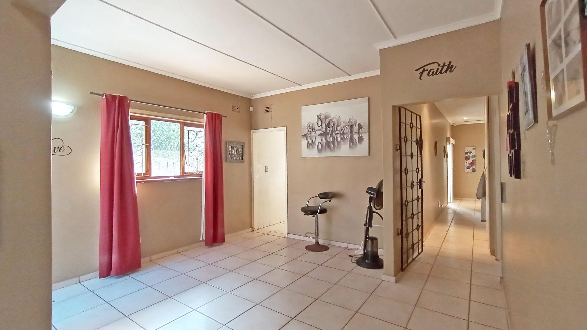 Dining Room - 15 square meters of property in Amanzimtoti 