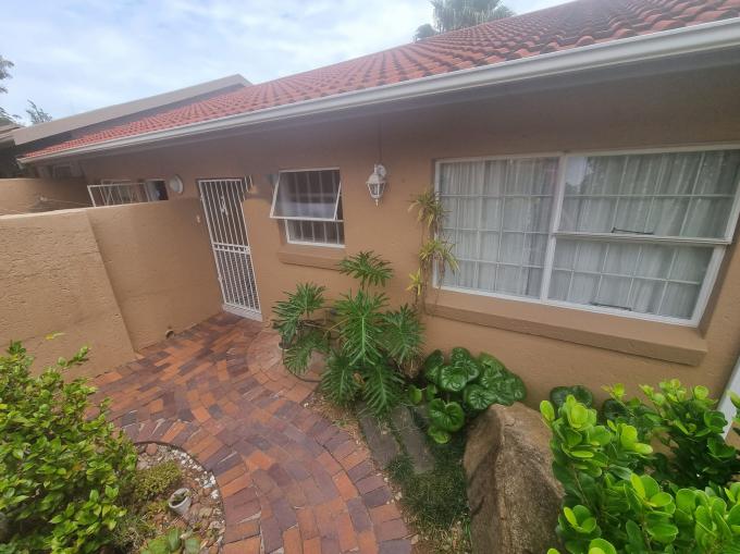 2 Bedroom Sectional Title for Sale For Sale in Buccleuch - MR648825