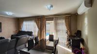 Dining Room - 25 square meters of property in Bedfordview