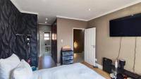 Main Bedroom - 15 square meters of property in Bedfordview