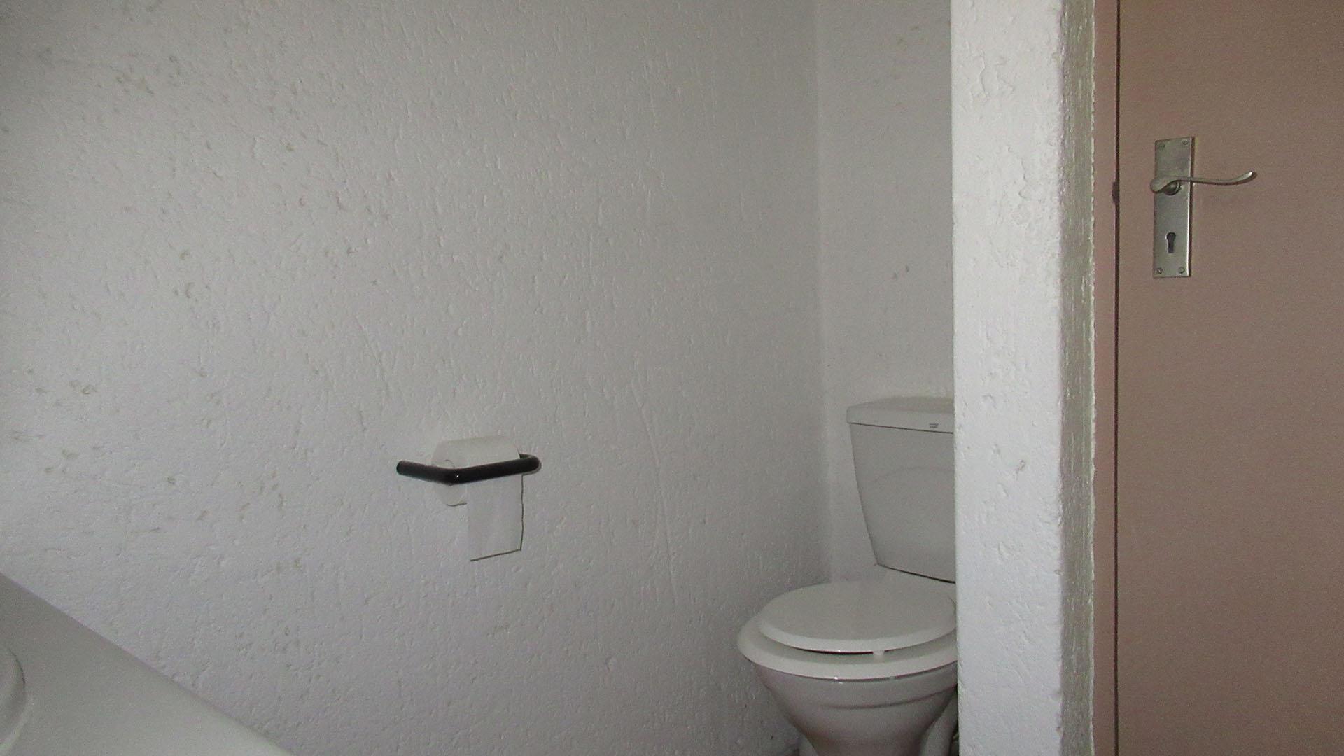 Guest Toilet - 4 square meters of property in Bryanston