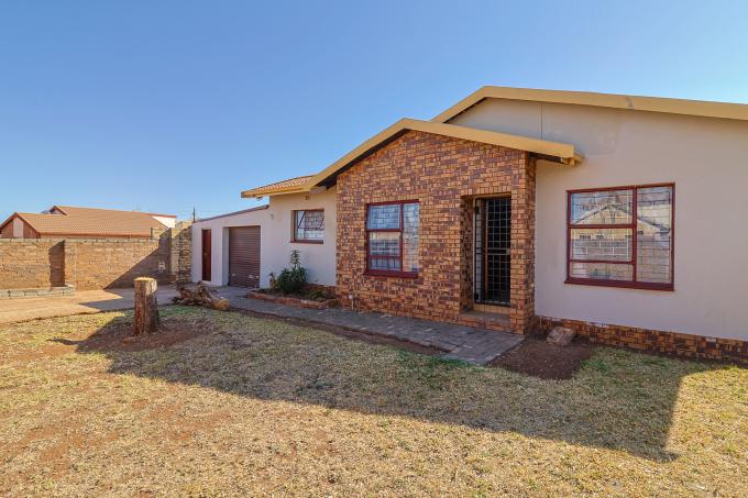 3 Bedroom House for Sale For Sale in Lenasia South - MR649176