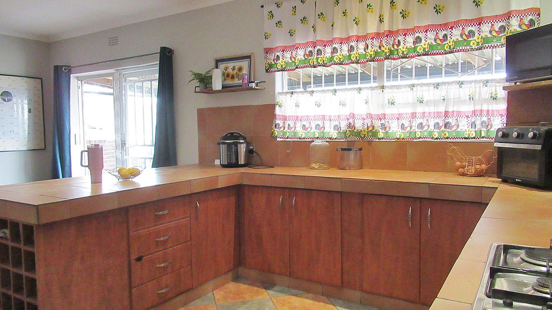 Kitchen - 26 square meters of property in Roodekrans