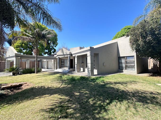 3 Bedroom House for Sale For Sale in Weltevreden Park - MR649420