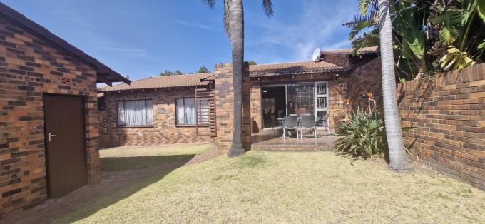 3 Bedroom Sectional Title for Sale For Sale in Buccleuch - MR649452