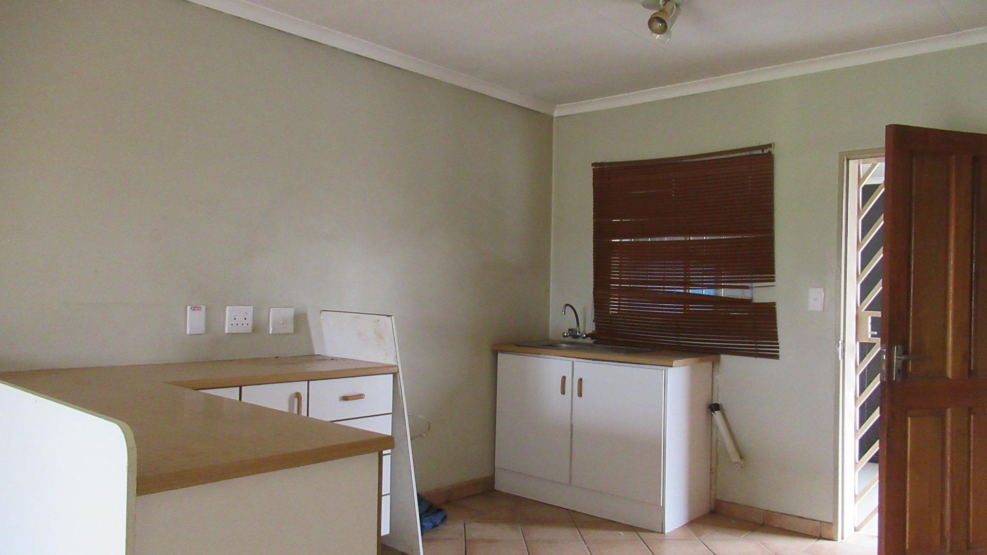 Kitchen - 9 square meters of property in Greenhills