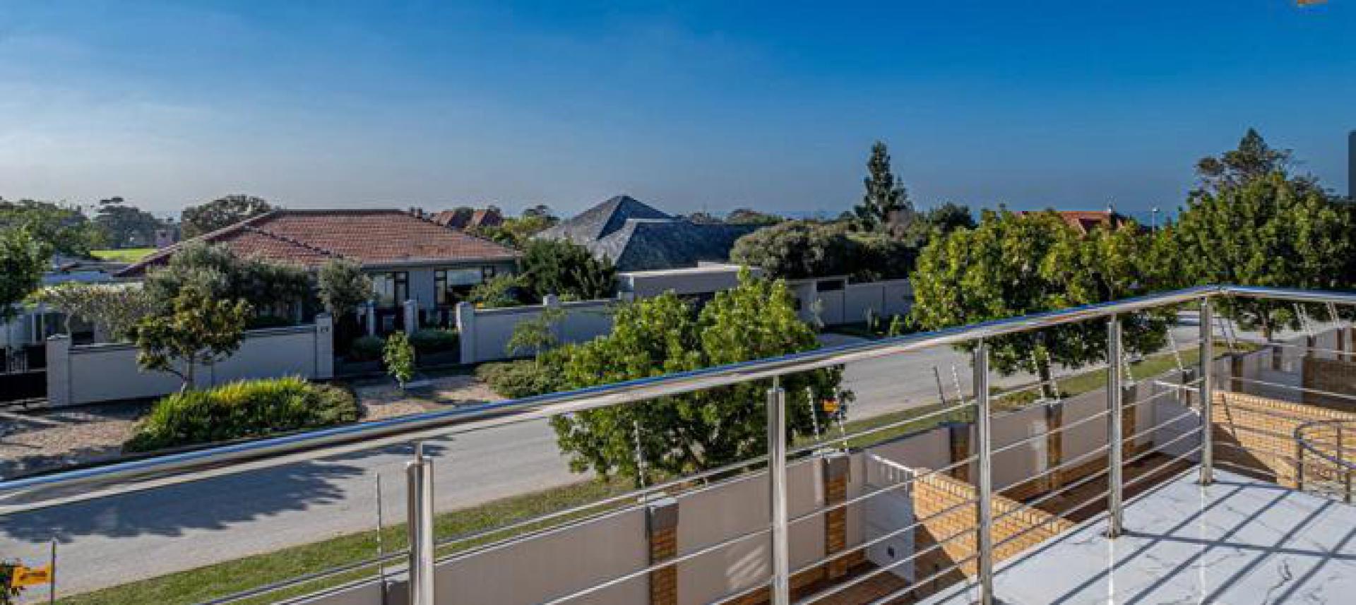 Balcony of property in Glendinningvale