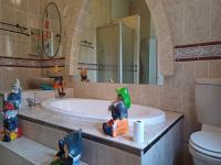 Main Bathroom - 17 square meters of property in West Porges