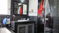 Main Bathroom - 8 square meters of property in Magaliessig