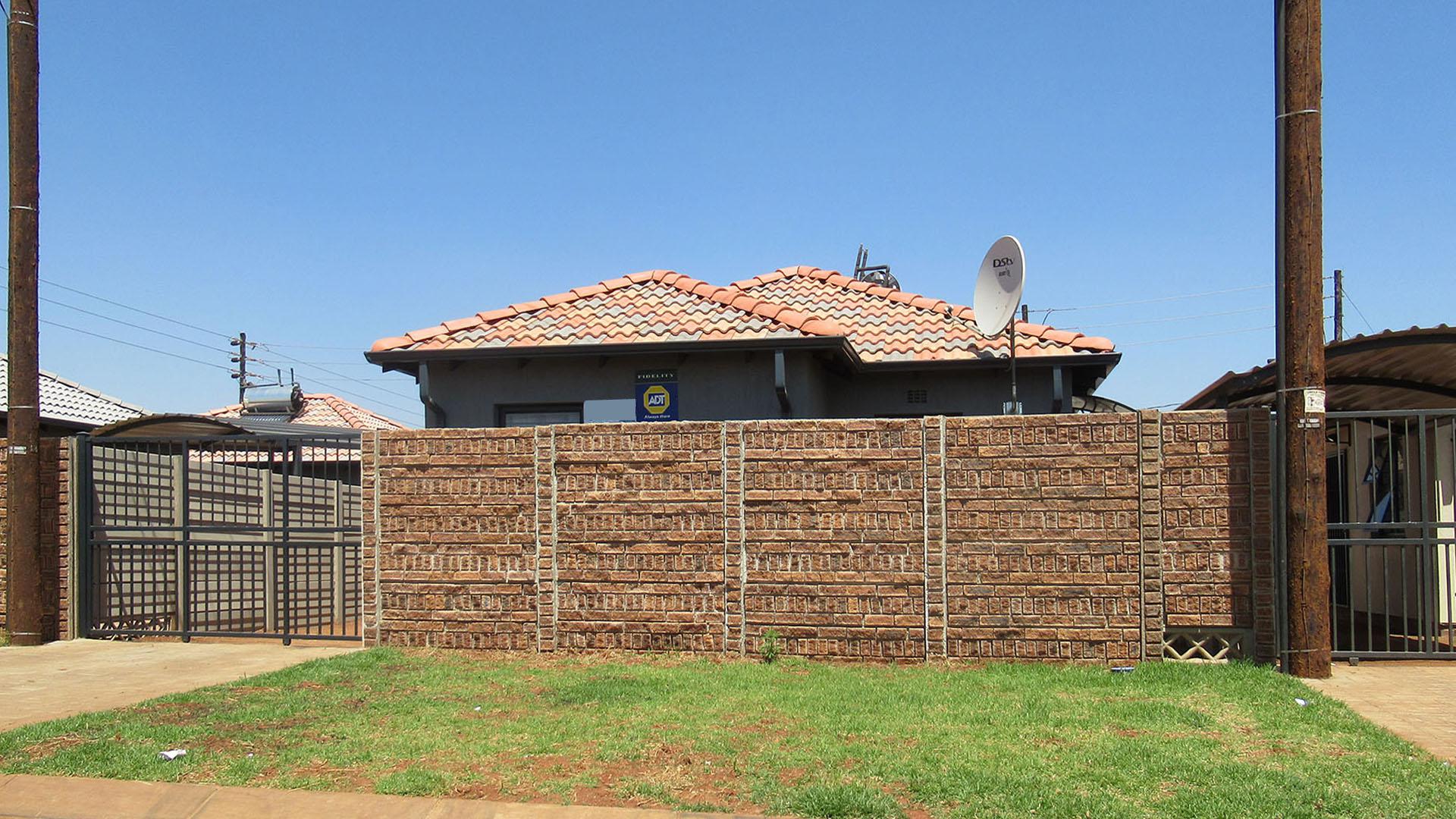 Front View of property in Protea Glen