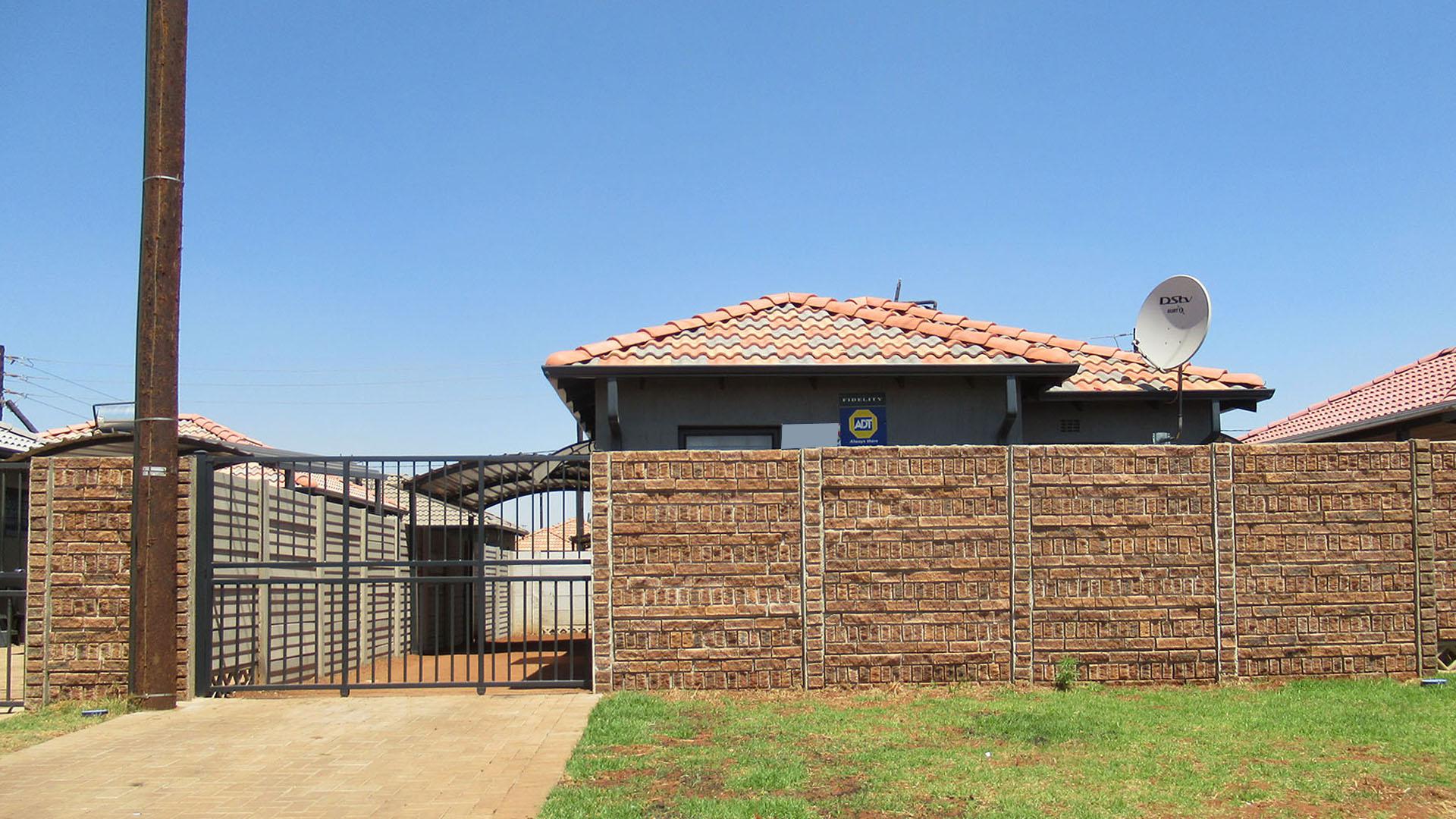 Front View of property in Protea Glen