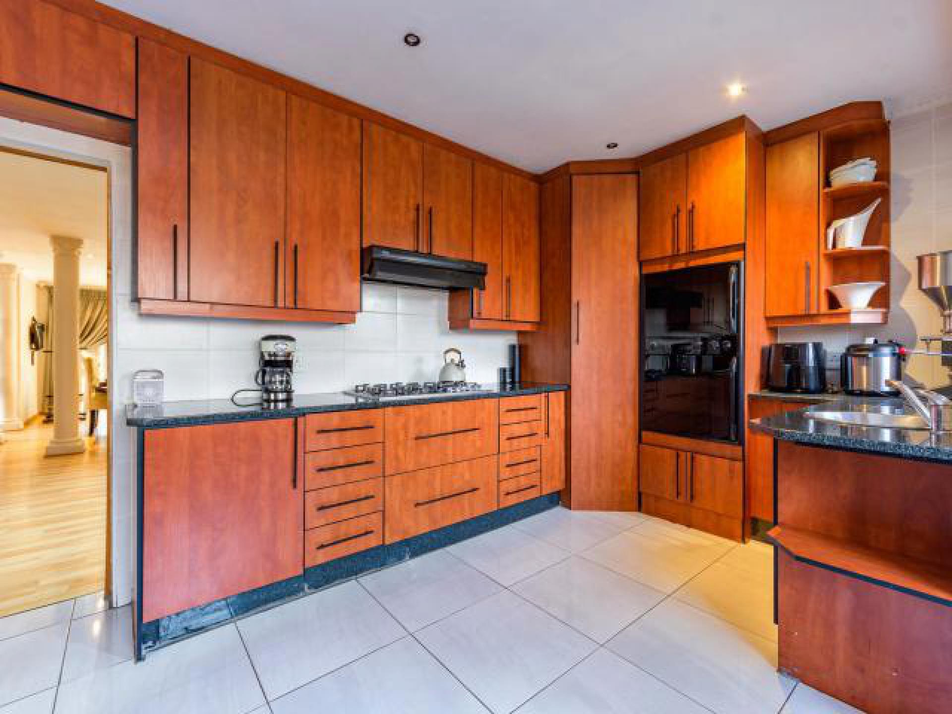 Kitchen - 21 square meters of property in Sunward park