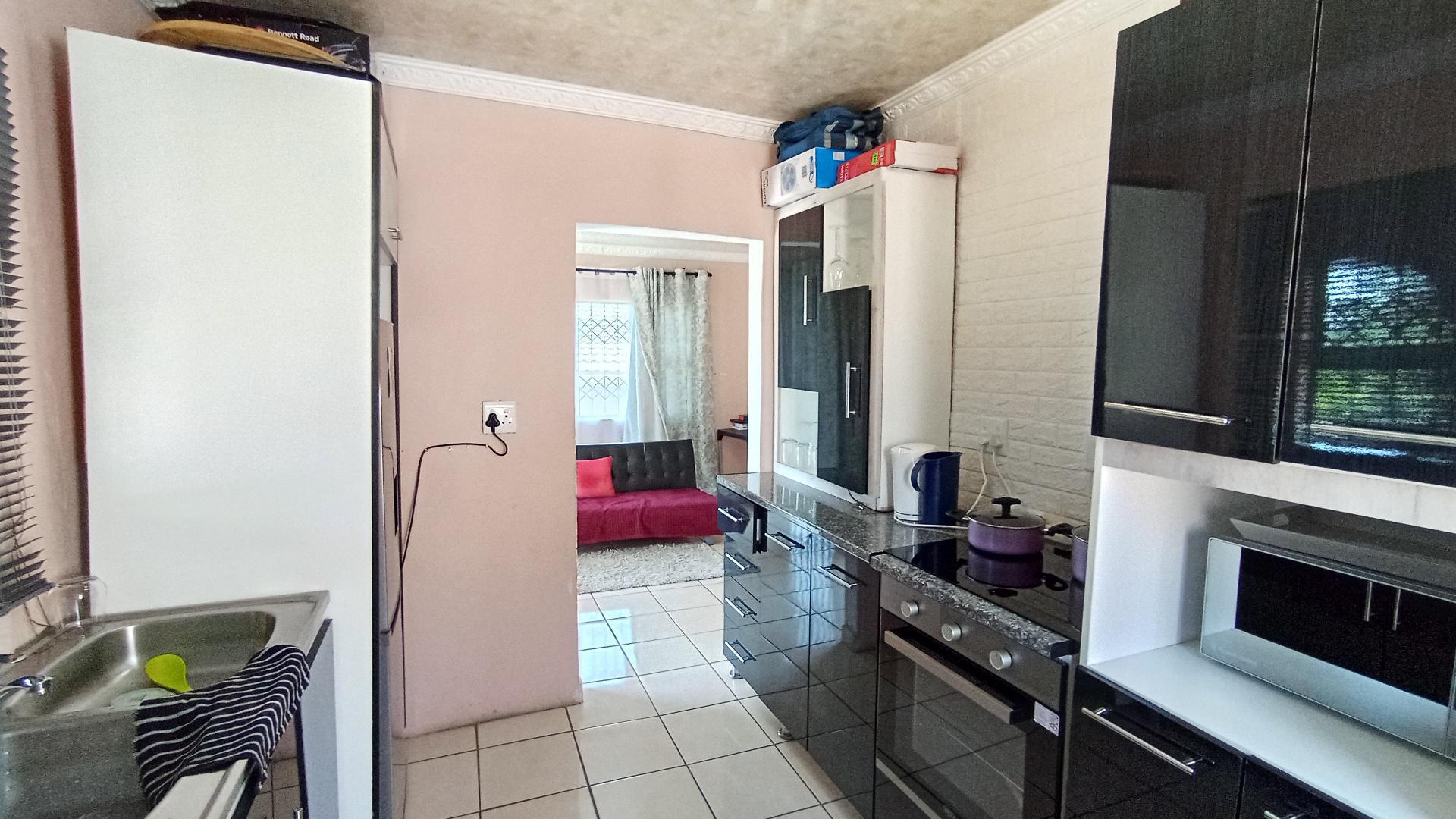 Kitchen - 10 square meters of property in Lovu