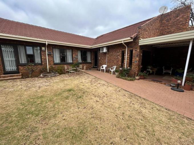 4 Bedroom House for Sale For Sale in Rooihuiskraal - MR649888