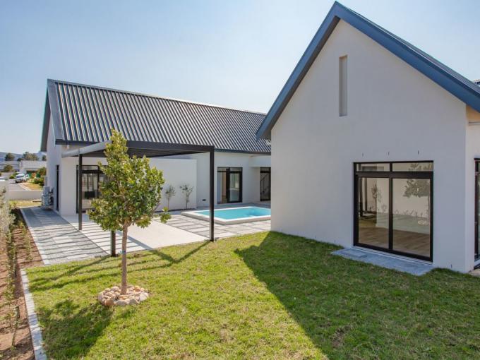 4 Bedroom House for Sale For Sale in Paarl - MR649893