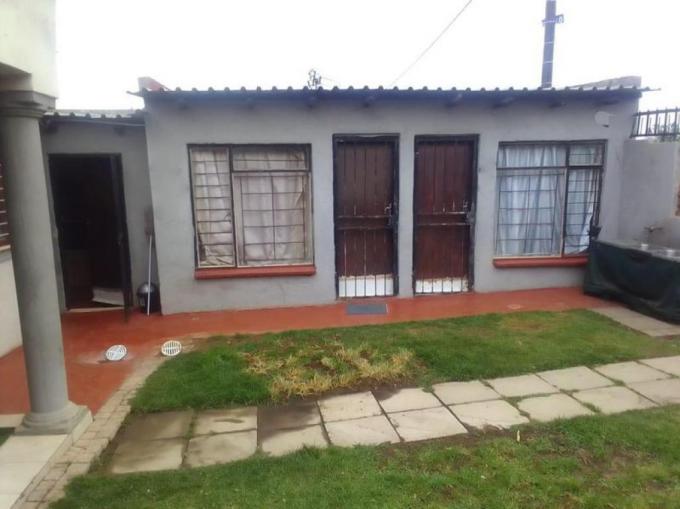 2 Bedroom House for Sale For Sale in Olievenhoutbos - MR649956