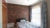 Bed Room 2 - 14 square meters of property in Bardene