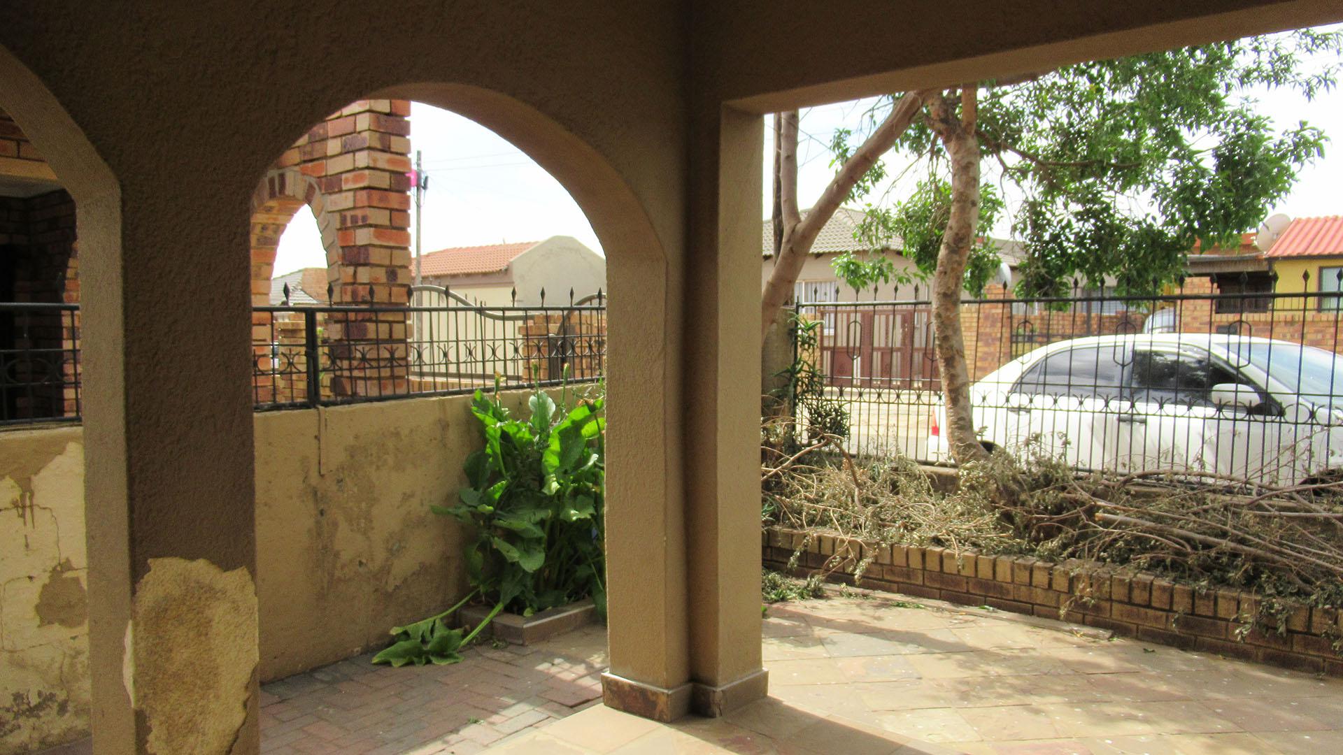 Patio - 10 square meters of property in Pimville Zone 5