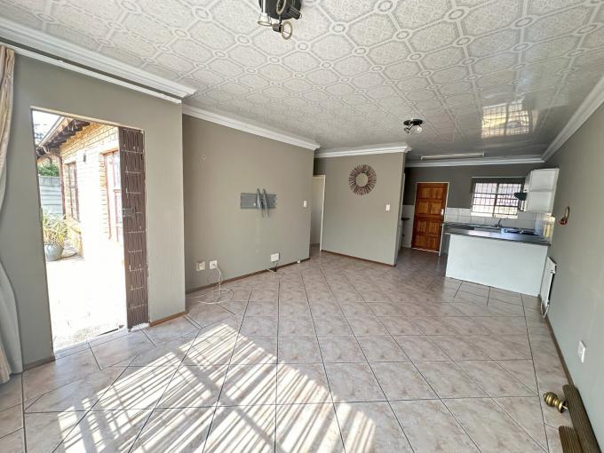 3 Bedroom Simplex for Sale For Sale in Weltevreden Park - MR650129