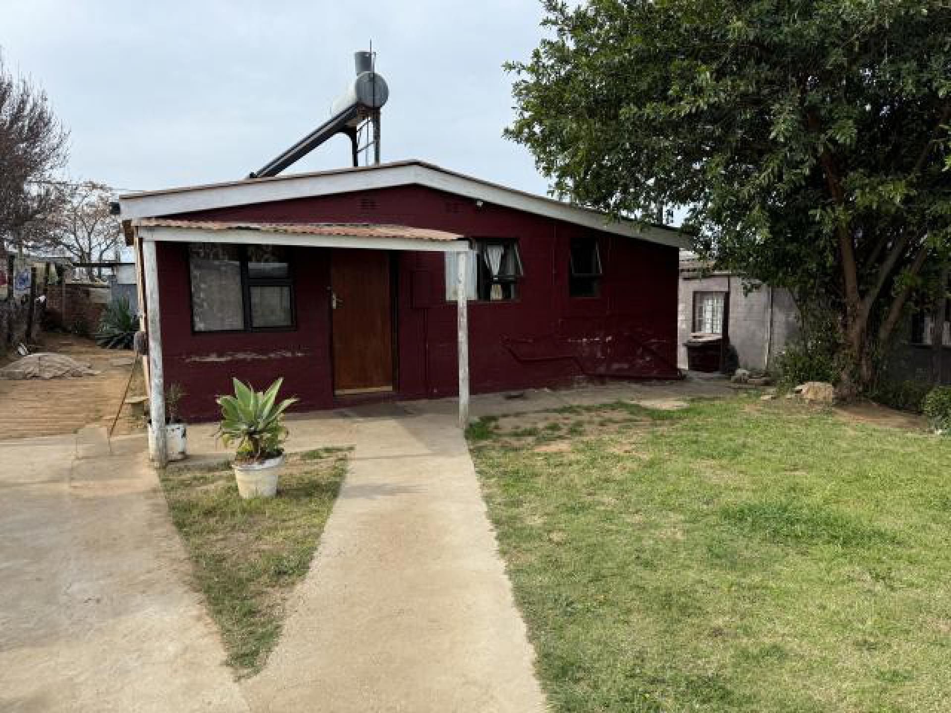 Front View of property in Rosedale