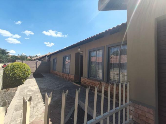 3 Bedroom Sectional Title to Rent in Rustenburg - Property to rent - MR650420