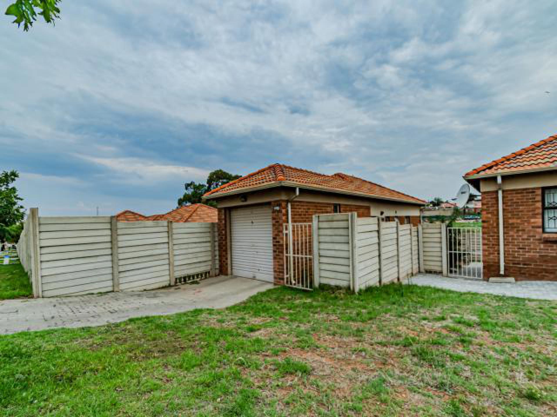 Front View of property in Thatchfield Hills Estate