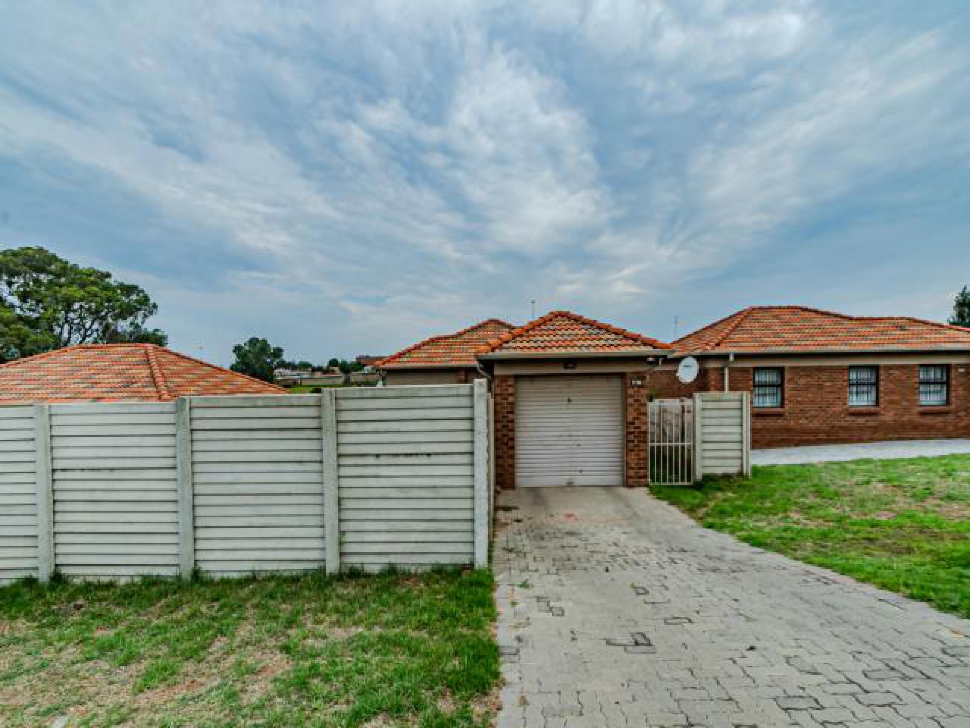 Front View of property in Thatchfield Hills Estate