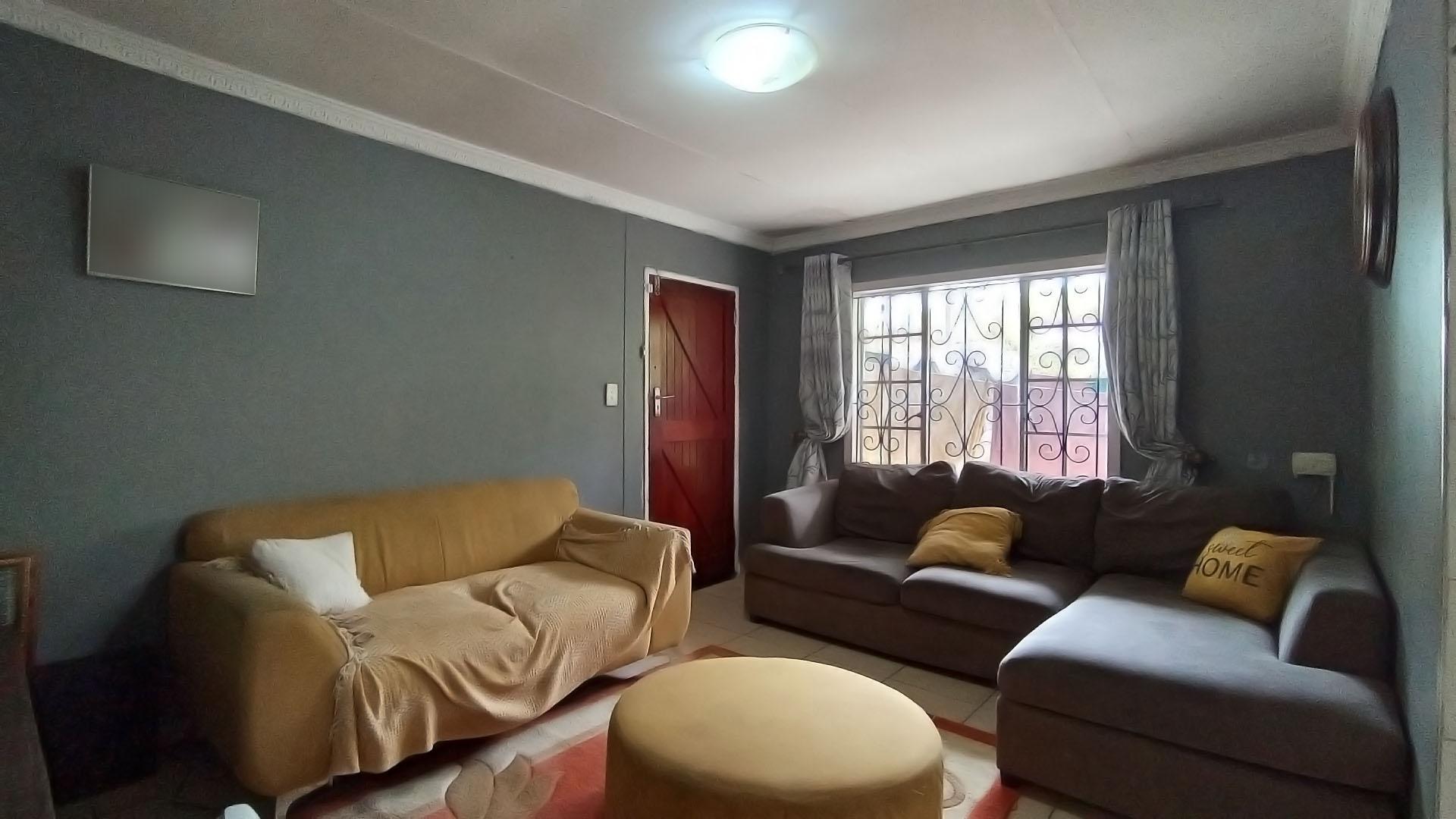 Lounges - 16 square meters of property in Trenance Park