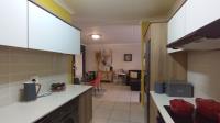 Kitchen - 10 square meters of property in Willow Park Manor