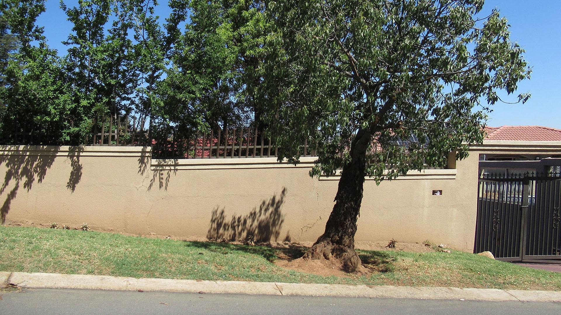 Front View of property in Oakdene