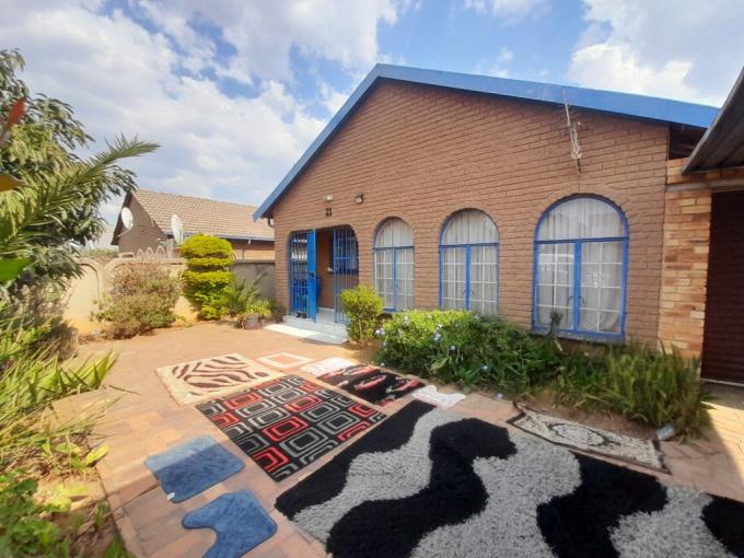 4 Bedroom House for Sale For Sale in Lenasia South - MR651108