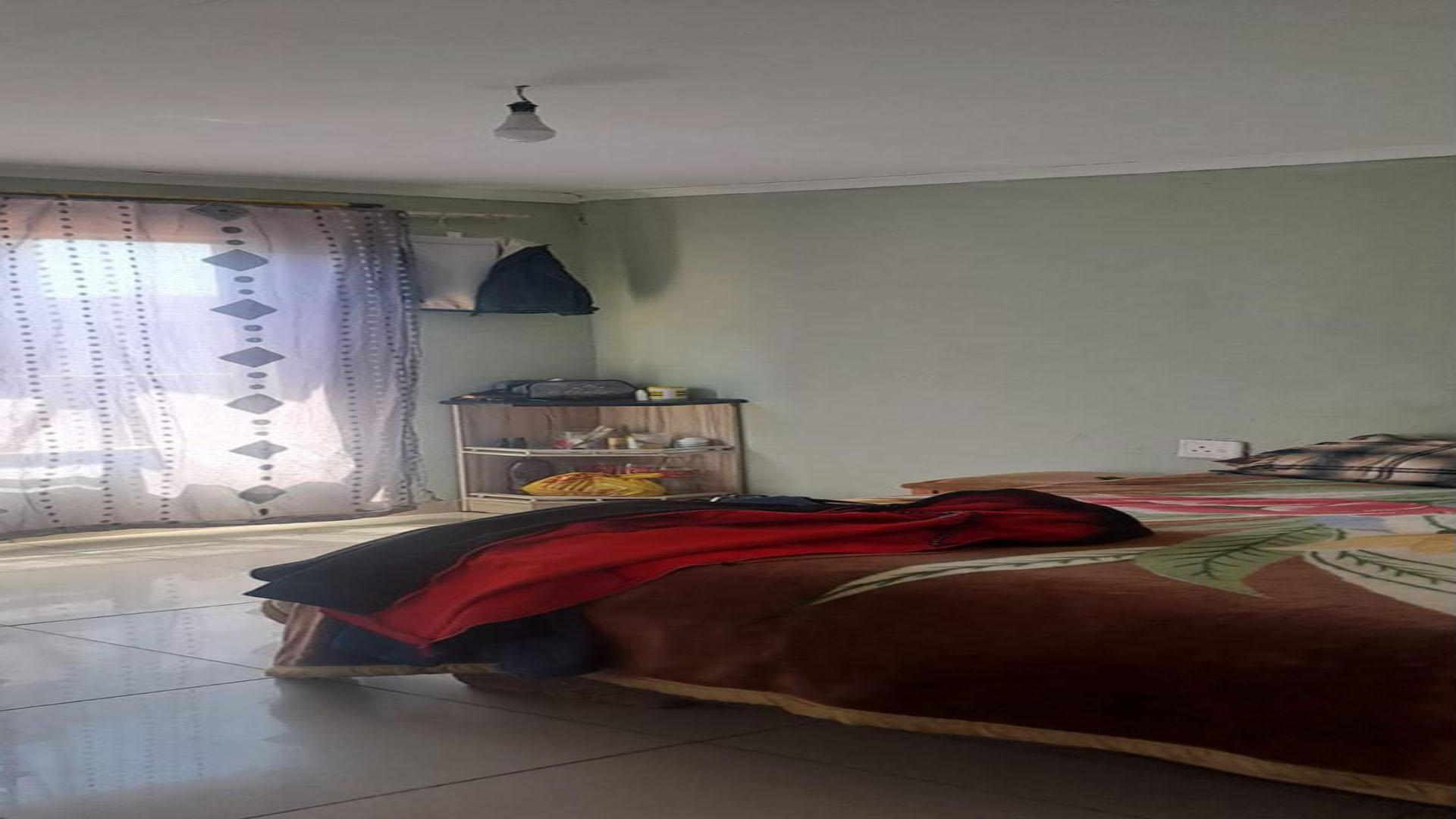 Bed Room 1 of property in Mohlakeng