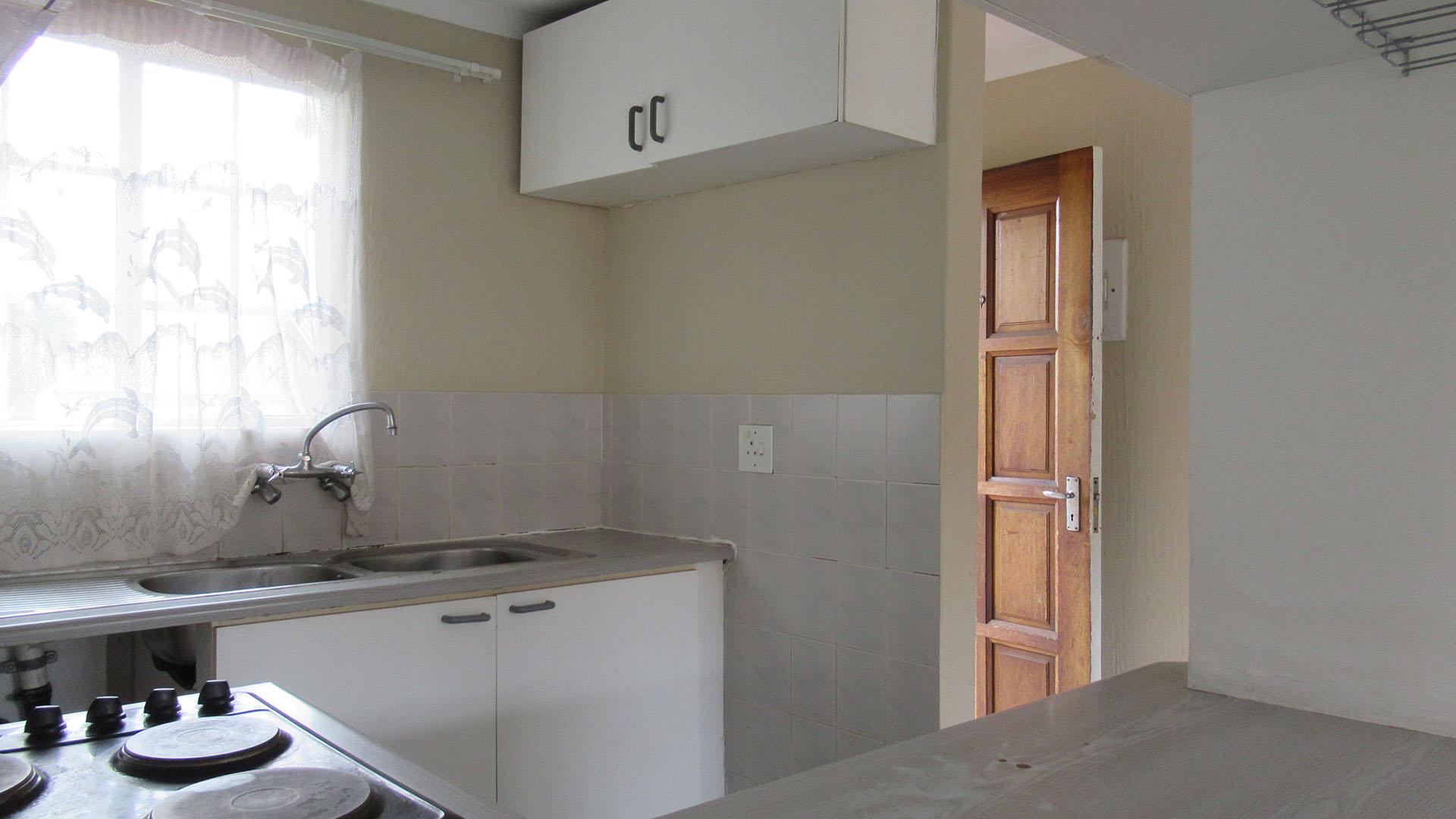 Kitchen - 8 square meters of property in Horison View