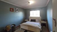 Main Bedroom - 16 square meters of property in Die Hoewes