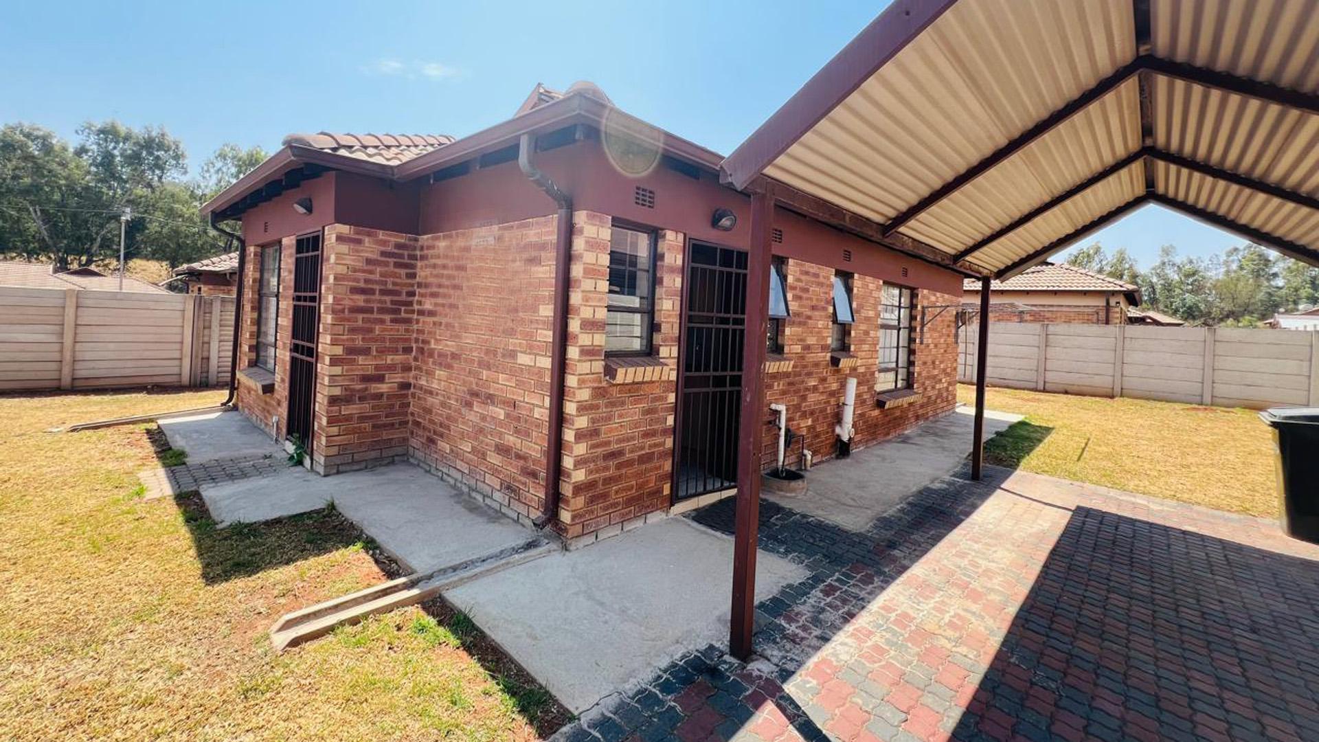 Front View of property in Clayville