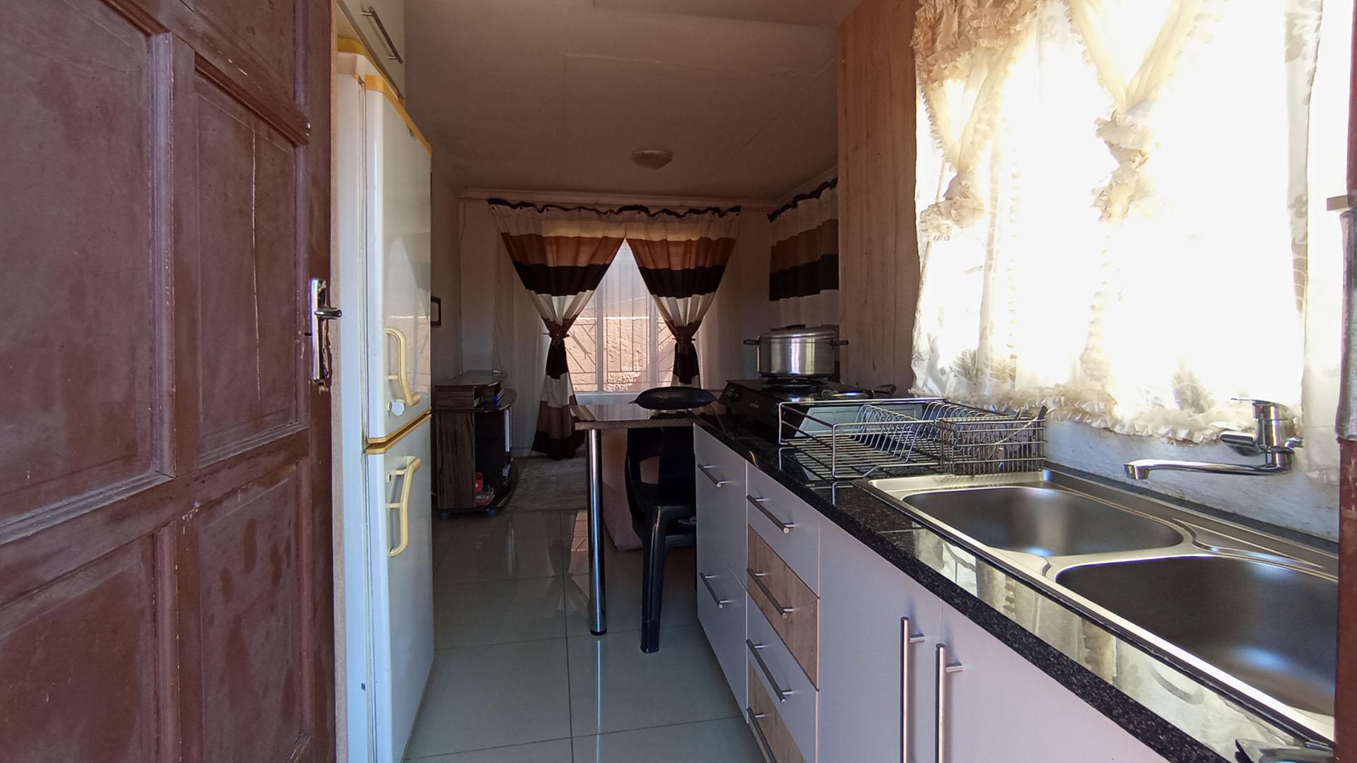 Kitchen - 4 square meters of property in Soshanguve East