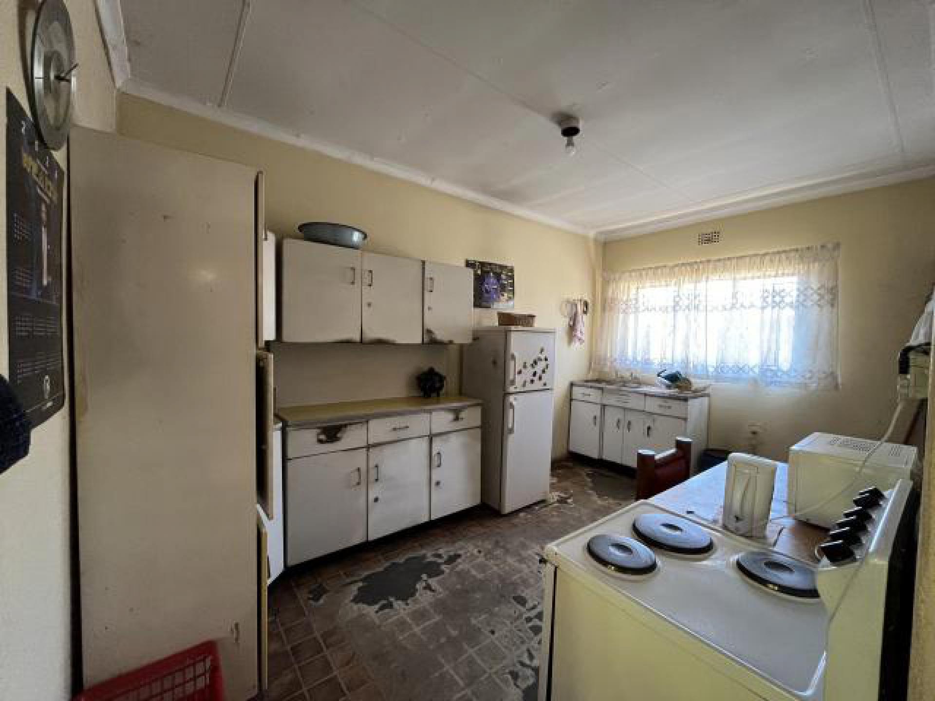 Kitchen of property in Tembisa