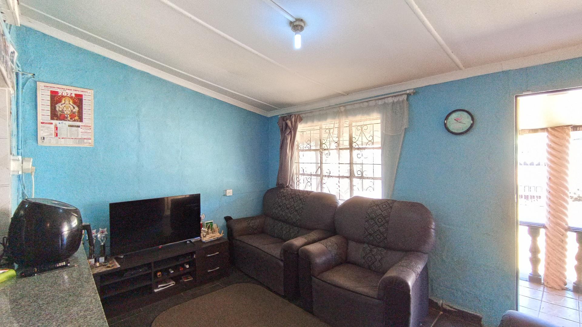 Lounges - 12 square meters of property in Northdale (PMB)