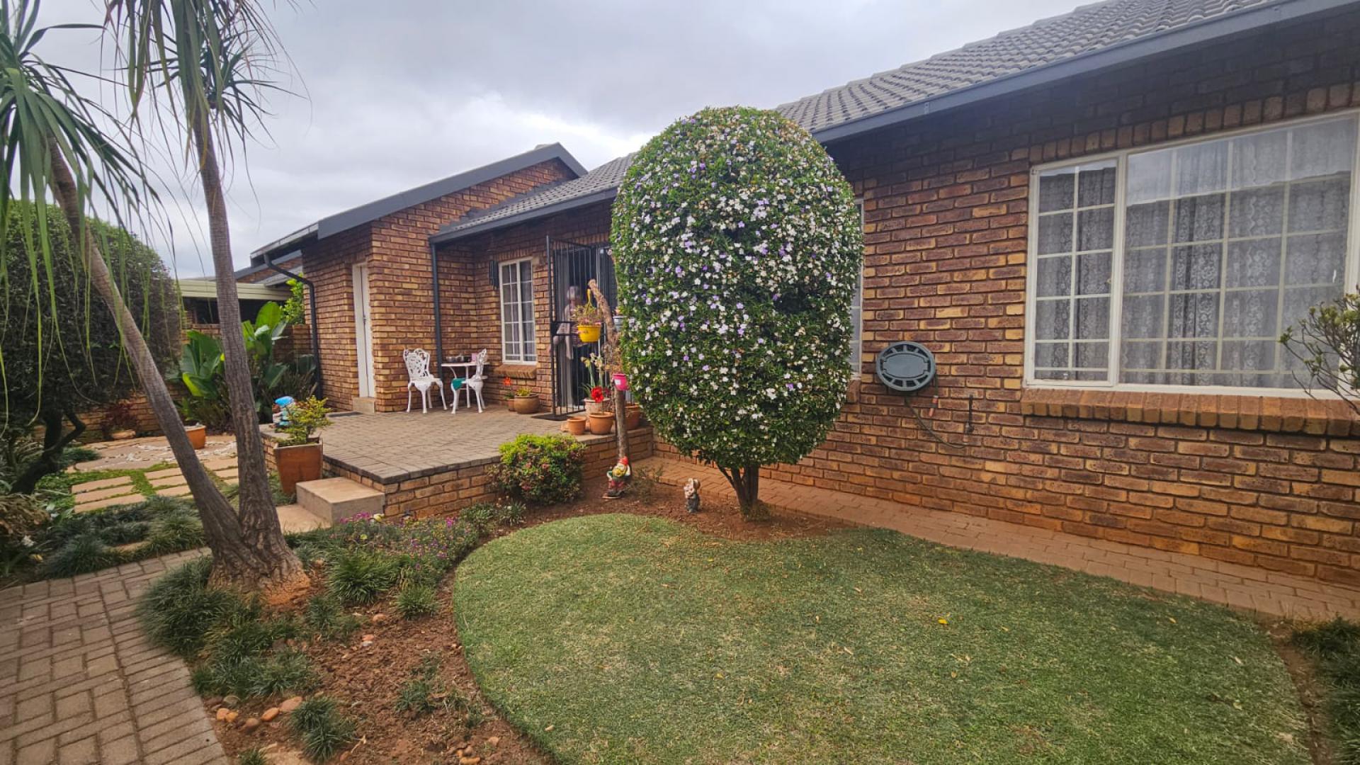  of property in Rooihuiskraal North