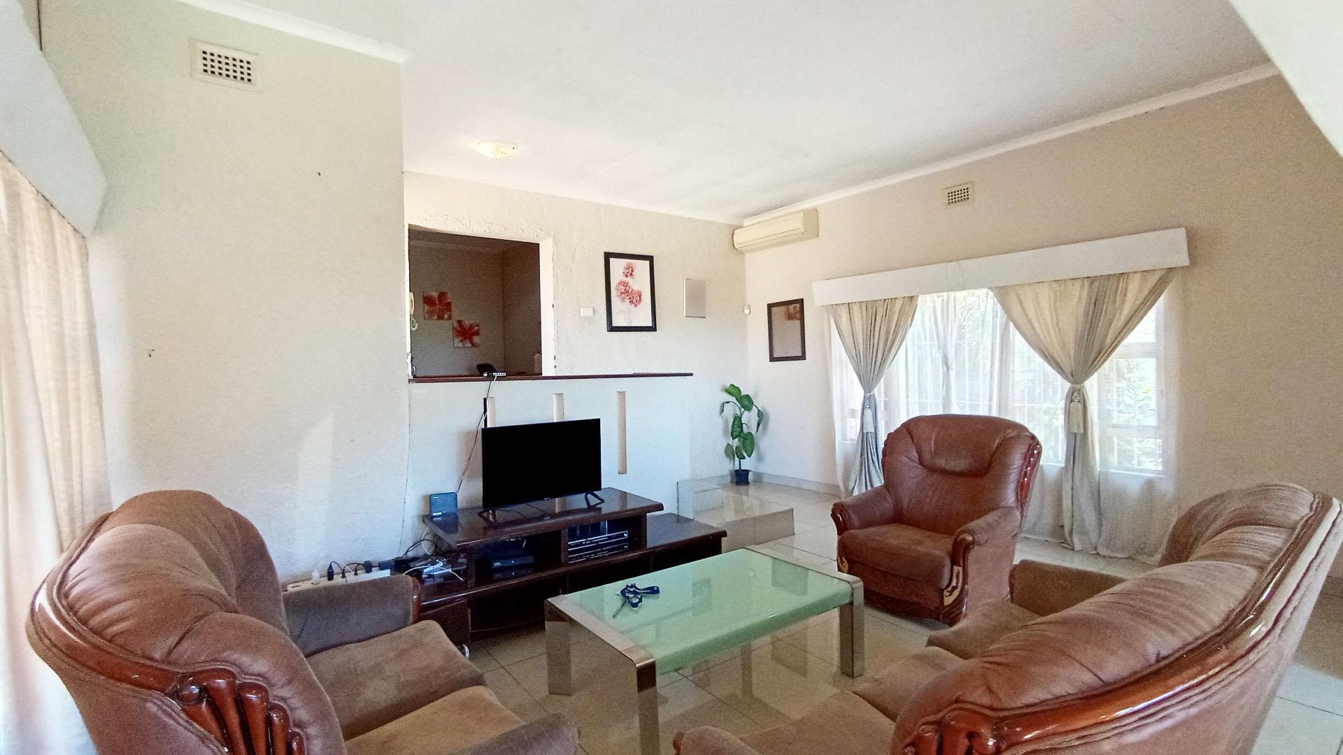 Lounges - 25 square meters of property in Amanzimtoti 