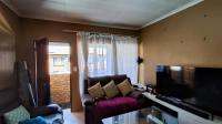 Lounges - 17 square meters of property in Elspark