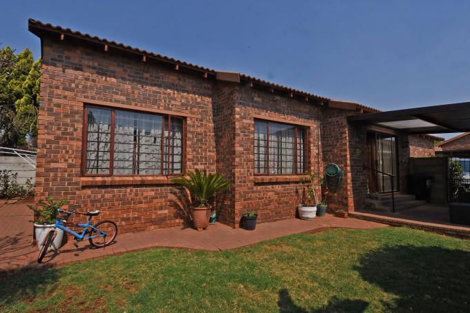 3 Bedroom Simplex for Sale For Sale in Weltevreden Park - MR652160