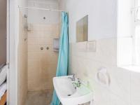 Bathroom 1 of property in Constantia Kloof