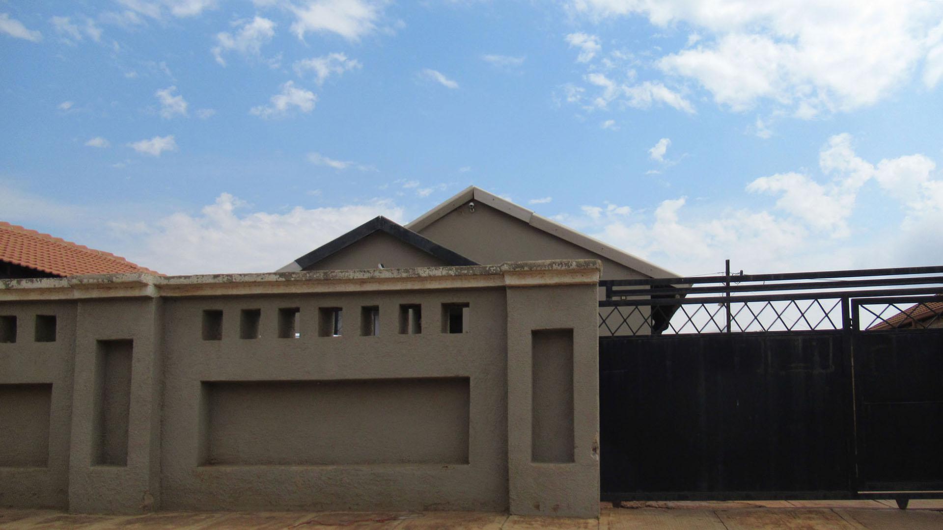 Front View of property in Protea Glen