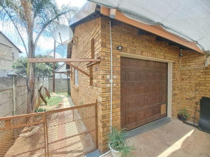 3 Bedroom Duet to Rent in Rustenburg - Property to rent - MR652507