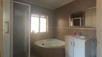 Main Bathroom - 10 square meters of property in Heatherview