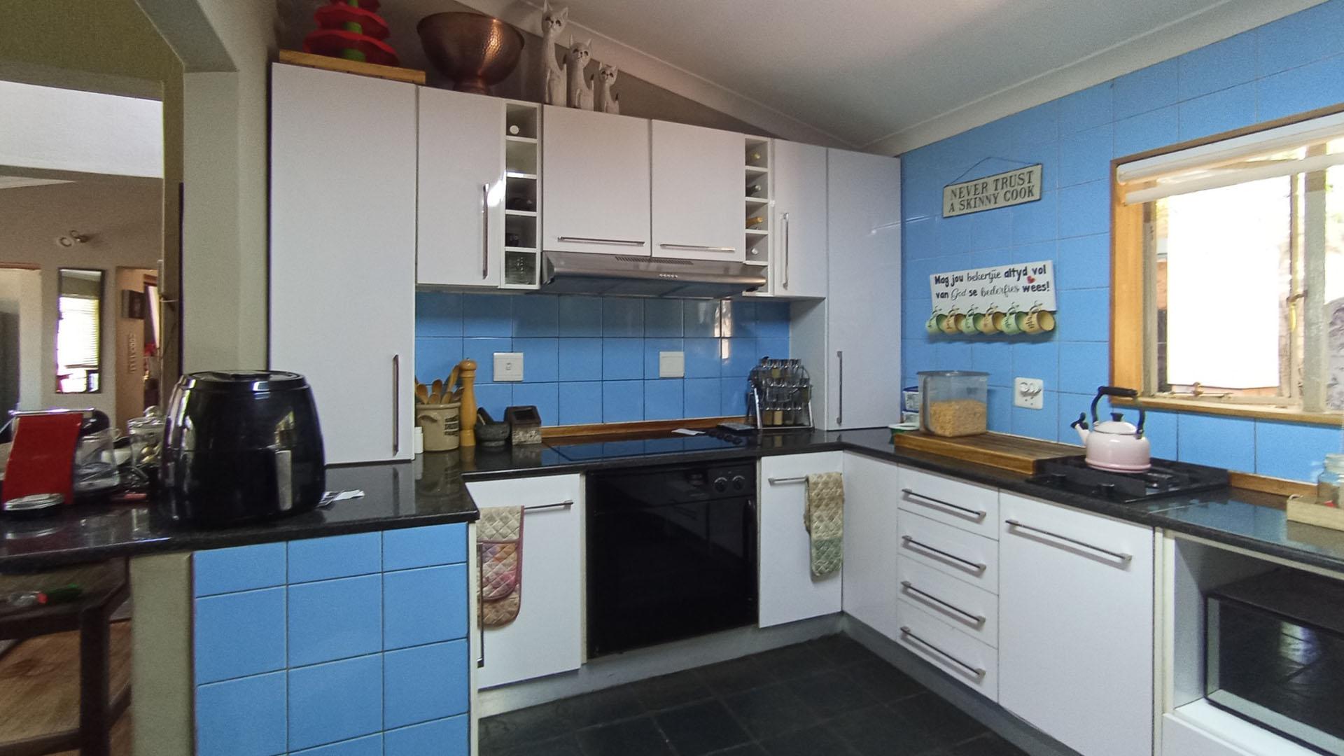 Kitchen - 26 square meters of property in Eldoraigne