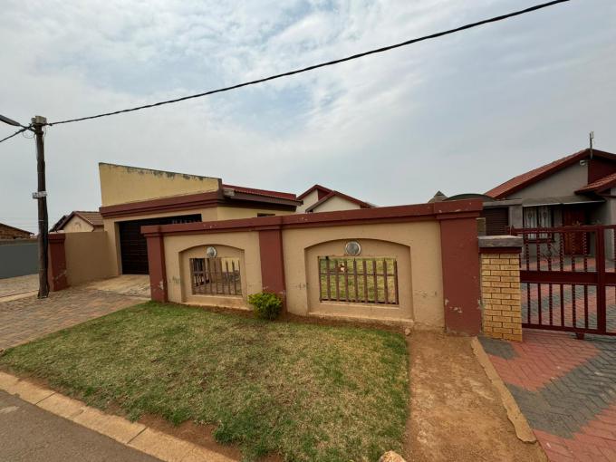 2 Bedroom House for Sale For Sale in Protea Glen - MR653085